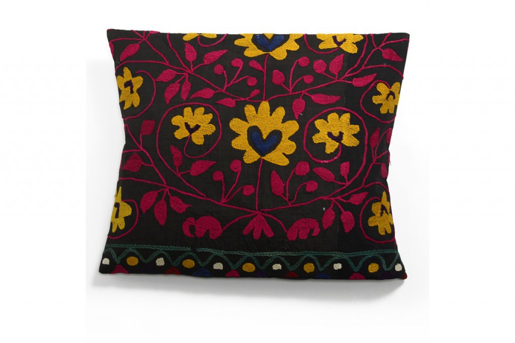 coussin-ethnqiue-suzani-noir-fushia