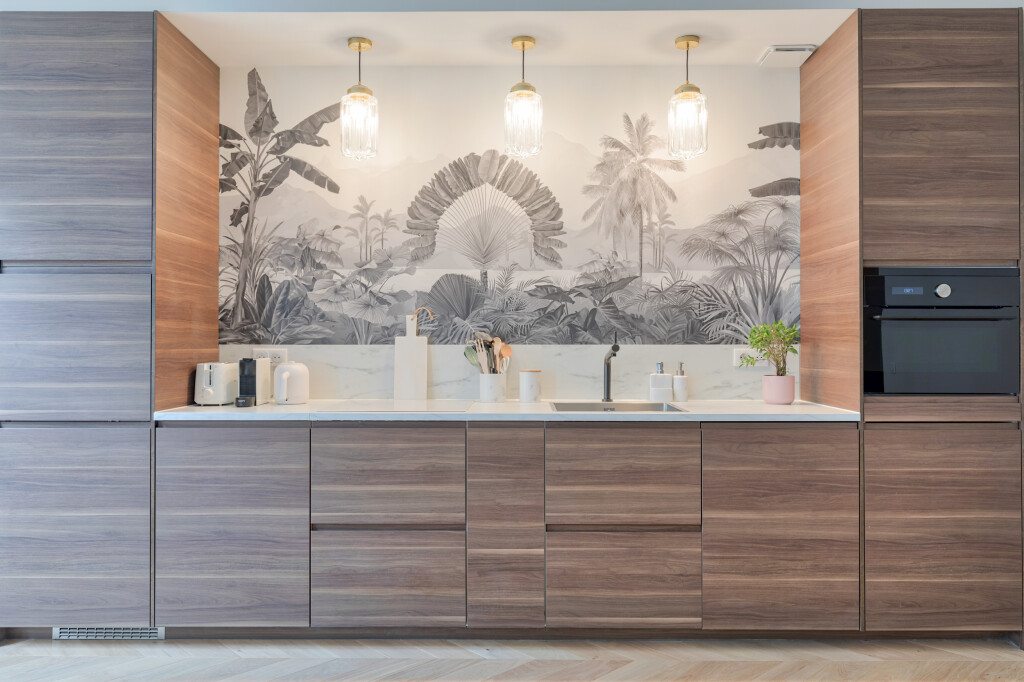 Une salle de bain végétale et graphique dans un appartement familial 