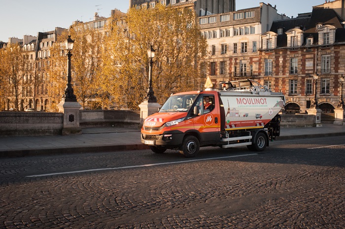 Camion Moulinot dans les rues de Paris.