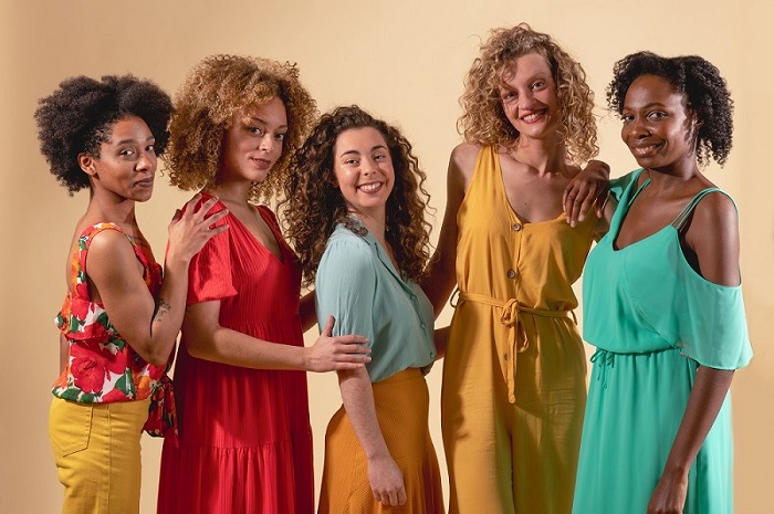 Groupe filles Esprit Léger cheveux bouclés frisés et crépus couleurs