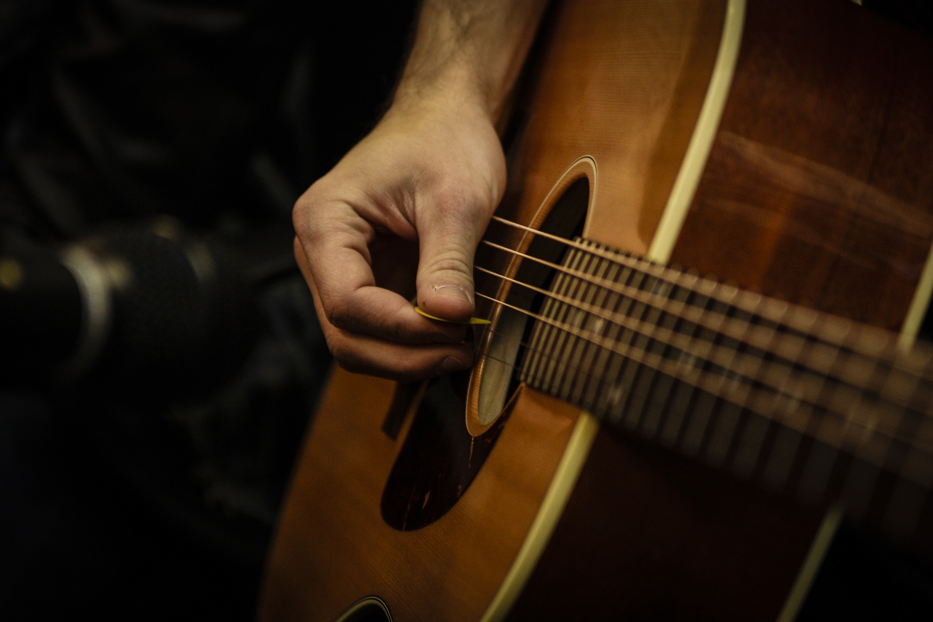 La guitare : jouer avec les doigts ou avec un médiator ? - Cours de musique  à domicile