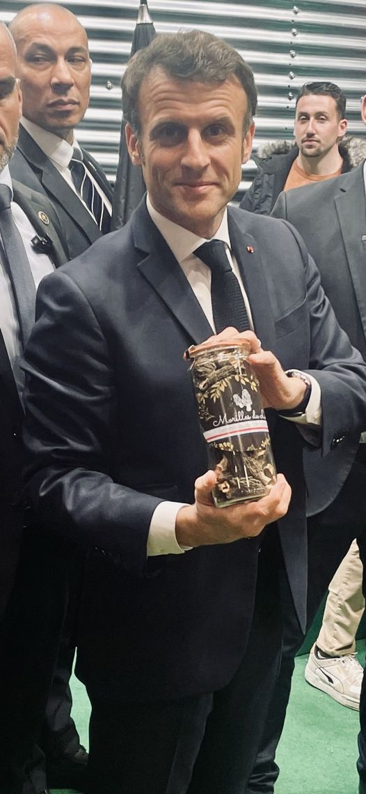 Emmanuel Macron, Président de la République Française avec un bocal des Morilles du Lac