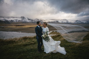 Couple dans le vent lors de son élopement en Islande
