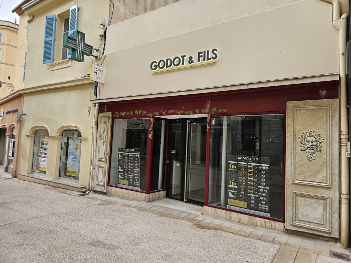 agence-godot-hyeres-exterieur