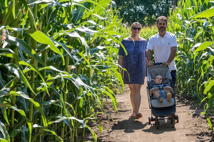 poussette-bebe-famille-pop-corn-labyrinthe