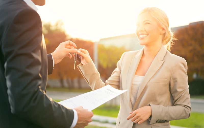 une-jeune-femme-recupere-des-clefs-de-voiture-800x500