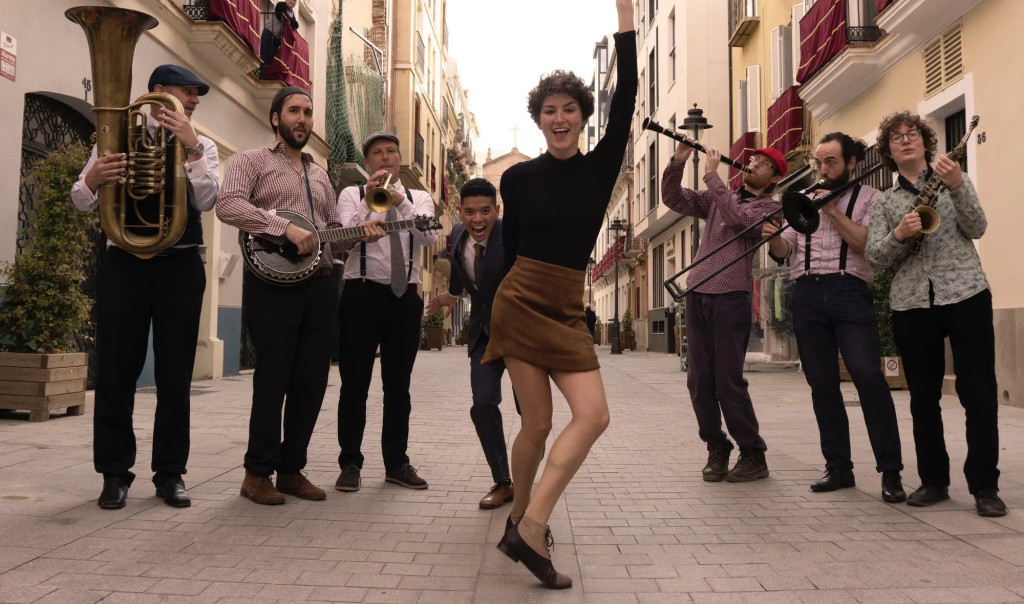 Groupe_de_musique_jouant_dans_la_rue