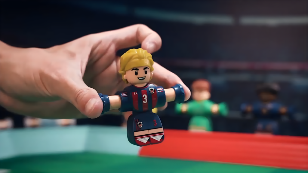 Main qui tient le joueur Finger Spinners Football Game