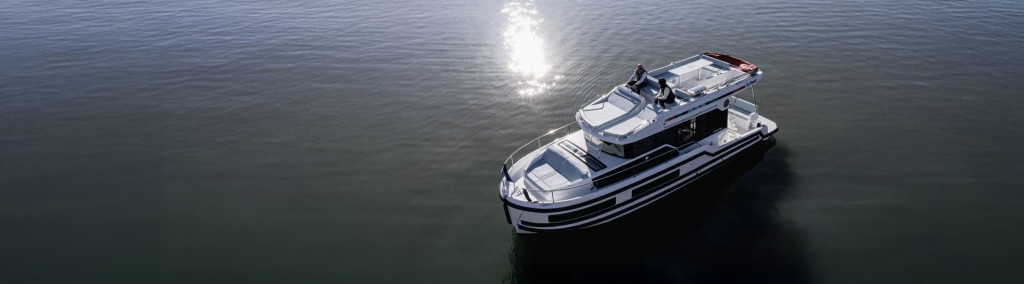 liberty-exterior-boat-water-driving_Liberty-Shoot_Boat_5000x2500_2025 (1)