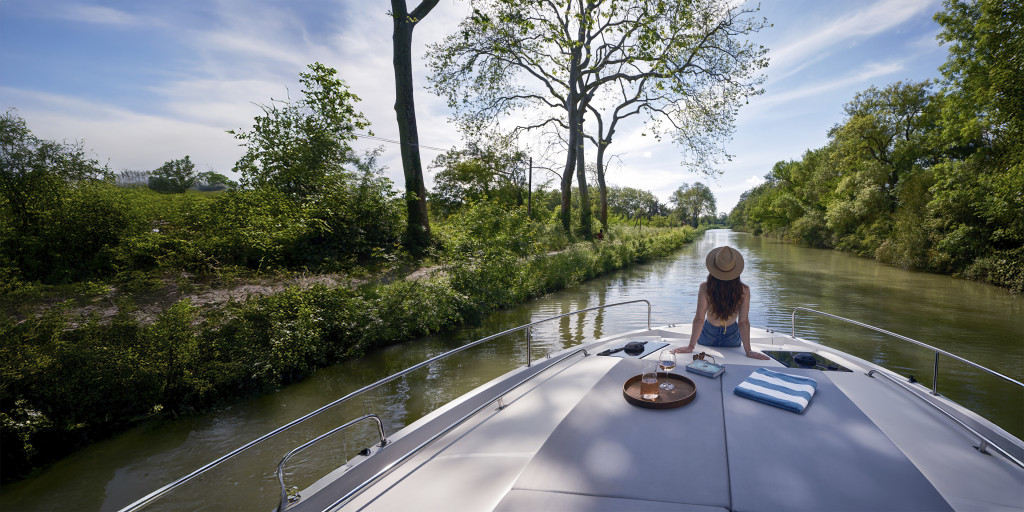 sun-bed-lounging-nature-view-boating_Supporting_Lifestyle_Horizon_5_3840x1920_2025-1024x512
