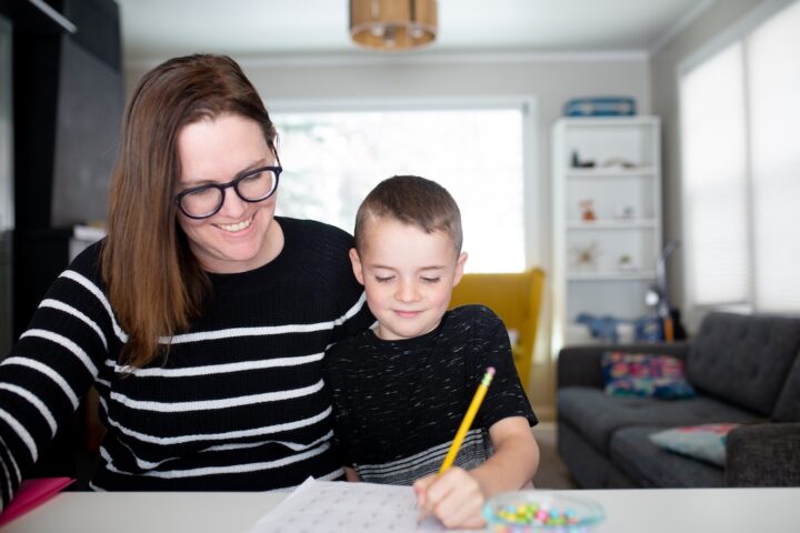 boy-doing-his-homework-reduit-720x480