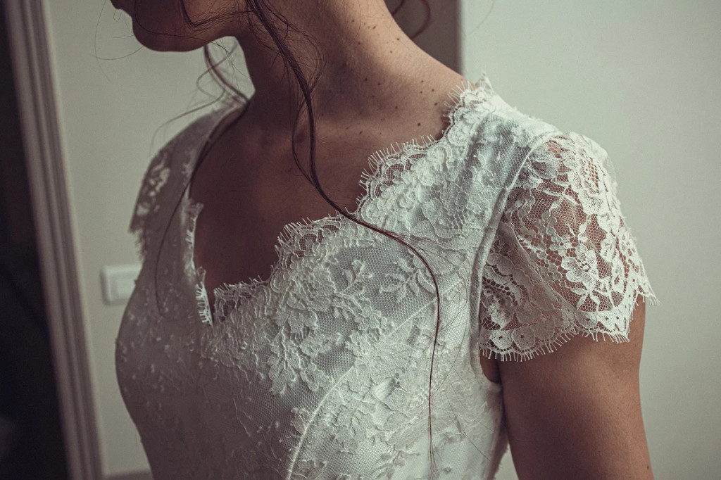 detail-manches-dentelle-robe-mariee-personnalisee