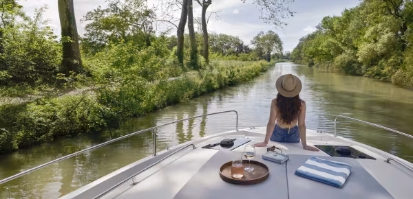 woman-sitting-front-of-boat_WebHero_Lifestyle_Horizon_5_7873x3432_2025