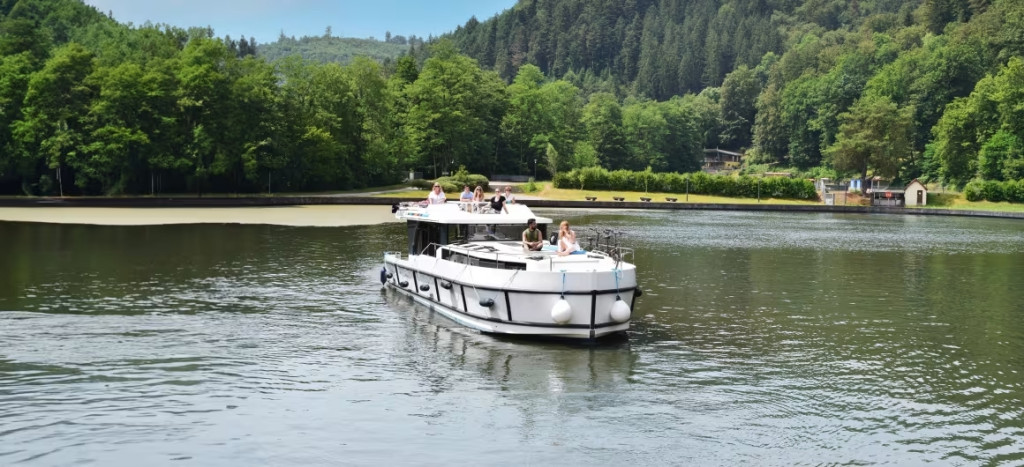 boating-crew-holiday-lake_Alsace_France_Destination_1924x930_2025.jpg