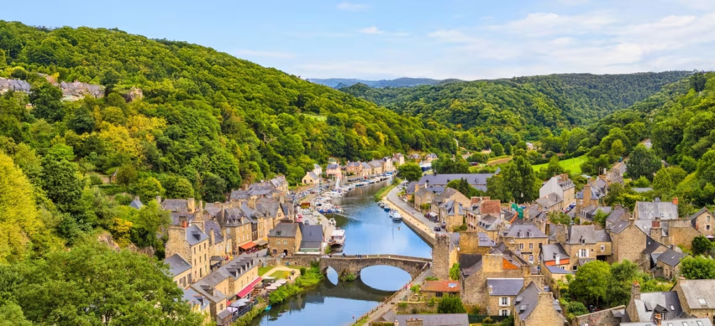 river-town-history-heritage-nature-hills_Dinan_Brittany_France_Destination_3840x1920_2025